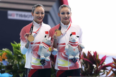 亚运会花样游泳双人赛颁奖 蒋文文蒋婷婷夺金