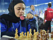 高清-国象奥赛居文君笑对镜头 外国棋手棒棒糖抢镜