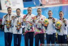 亚运会花样游泳双人赛颁奖 蒋文文蒋婷婷夺金