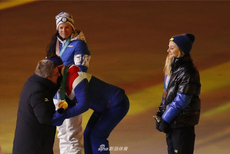 新浪直击-冬奥会闭幕式 巴赫为运动员颁奖