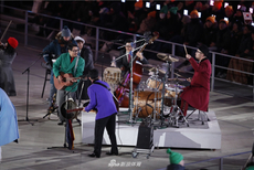 新浪直击-冬奥会闭幕式 巴赫为运动员颁奖