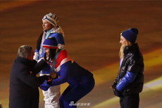 新浪直击-冬奥会闭幕式 巴赫为运动员颁奖