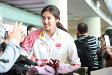 中国女足返回北京 王霜赵丽娜成焦点