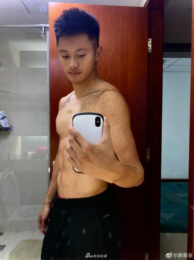 谢震业秒变托尼老师 微博发半裸照秀手艺