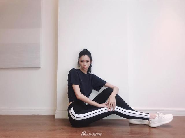 奚梦瑶维密走秀后晒健身照 侧腰劈腿秀马甲线