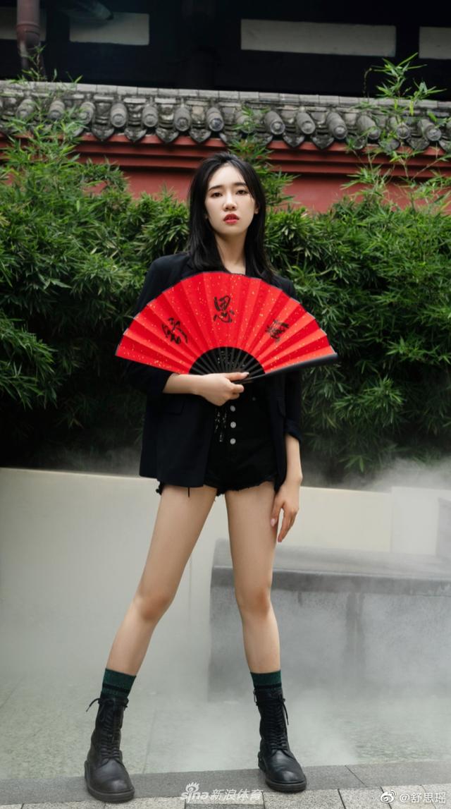 艺术体操美女舒思瑶晒美照 大长腿太吸睛