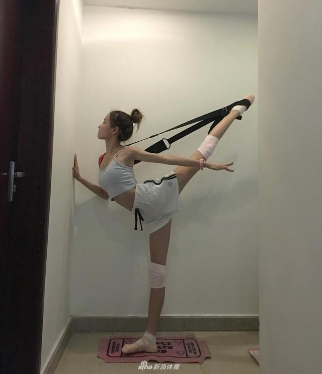 网红林小宅控腿美到爆 一字马秀大长腿