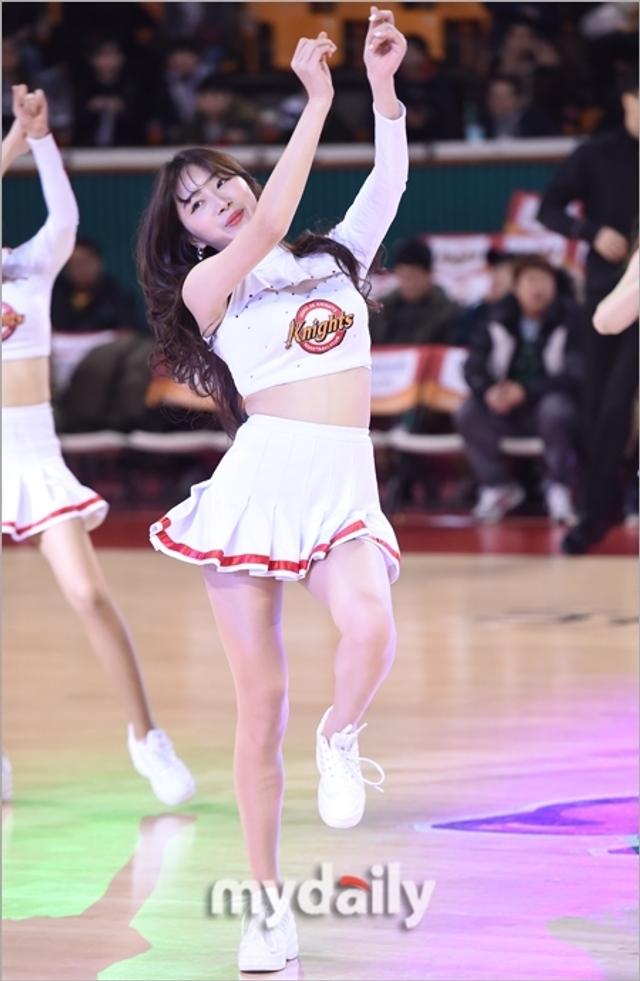 韩国篮球宝贝助阵比赛热舞