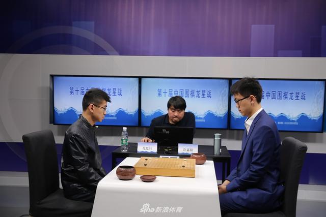 中午,第10届中国围棋龙星战本赛b组第7局在中国棋院天元围棋频道落子