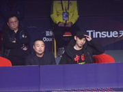 刘国梁张继科一起看比赛