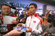 冬奥代表团回抵京 武大靖受追捧