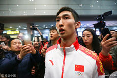 冬奥代表团回抵京 武大靖受追捧
