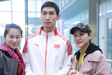 冬奥代表团回抵京 武大靖受追捧