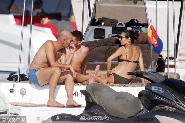 2018年9月4日，西班牙，足球名帅携家人海滨度假。