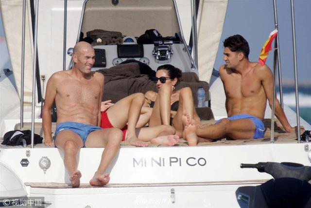 2018年9月4日，西班牙，足球名帅携家人海滨度假。