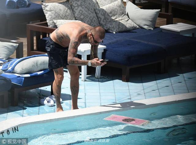当地时间2018年9月5日，美国迈阿密，小贝（David Beckham）亮相泳池与自己新组建的足球队成员度假。