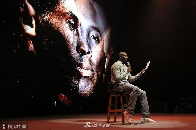 2016年06月24日，北京，NBA传奇球星科比-布莱恩特退役特别活动在北京华熙Live五棵松汇源空间举行，近千名球迷现场见证了这一激动和感人的时刻。