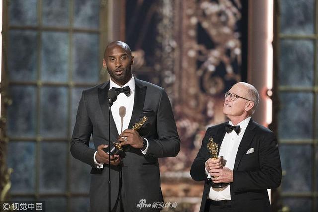 2018年3月4日，美国好莱坞，2018奥斯卡颁奖典礼举行，电影《亲爱的篮球》荣获最佳动画短片奖，科比登台发言。