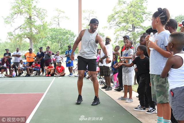 2018年8月25日，美国休斯顿，休斯顿火箭球员克里斯·保罗现身街头篮球公园参与世界玩耍日活动。