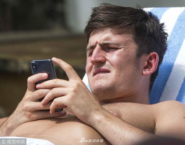 2018年8月1日讯，巴巴多斯，英格兰球员与女友度假，放下足球与女友享受日光浴。