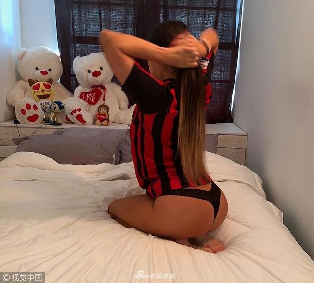 当地时间2018年10月18日，美国迈阿密，克劳迪娅·罗曼尼（Claudia Romani ）拍性感照。她身穿米兰球衣大秀傲人翘臀，姿势性感眼神勾人风情万种。