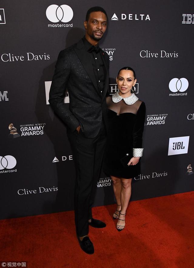 2019年2月9日，美国，篮球明星携妻子出席活动。
