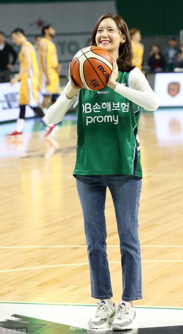 2018年10月14日，韩国首尔，林允儿助阵“2018 ~ 2019职业篮球周”比赛。她穿绿色篮球服变身运动达人，捧球投篮动作可爱，手合十乖巧大笑成朵花。