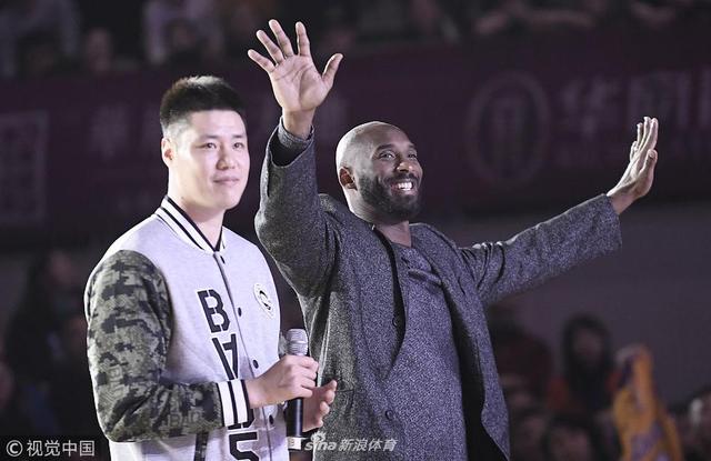 2016年11月8日，沈阳，篮球明星出席商业活动。 科比、贺天举