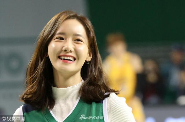 2018年10月14日，韩国首尔，林允儿助阵“2018 ~ 2019职业篮球周”比赛。她穿绿色篮球服变身运动达人，捧球投篮动作可爱，手合十乖巧大笑成朵花。