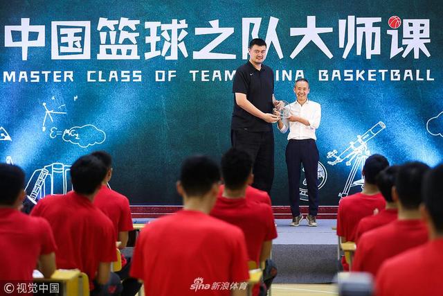 2018年8月7日，北京市，2018中国男篮大师课，男篮将士课堂听讲。 姚明 王石