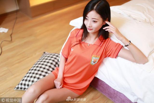 2018年8月29日讯，山东济南，足球宝贝嫩肤美腿性感写真，力挺鲁能客场再胜大连。