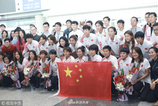 中国女足返回北京 王霜赵丽娜成焦点