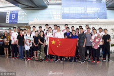 中国男篮红队凯旋返回北京