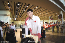 中国男篮红队凯旋返回北京