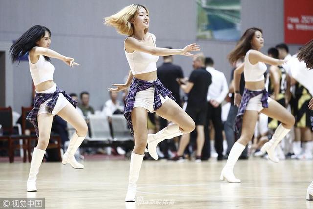 CBA季前热身赛，山东高速Vs青岛双星，CBA篮球宝贝面容娇美跳热辣舞蹈。