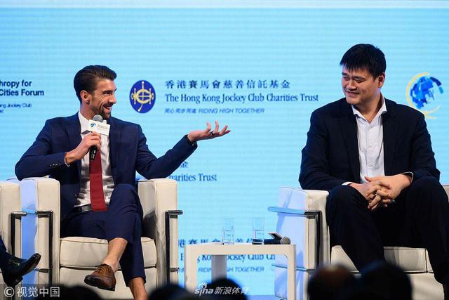 2018年9月21日，中国篮球协会主席姚明和美国著名游泳运动员迈克尔·菲尔普斯在香港会展中心出席国际慈善论坛，一同探讨如何以运动改善都市人的身心健康及促进社会效益。  谢光磊(香港分社)/中新社/视觉中国
