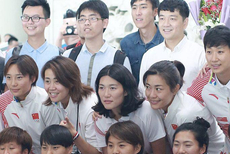 中国女足返回北京 王霜赵丽娜成焦点