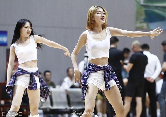 CBA季前热身赛，山东高速Vs青岛双星，CBA篮球宝贝面容娇美跳热辣舞蹈。