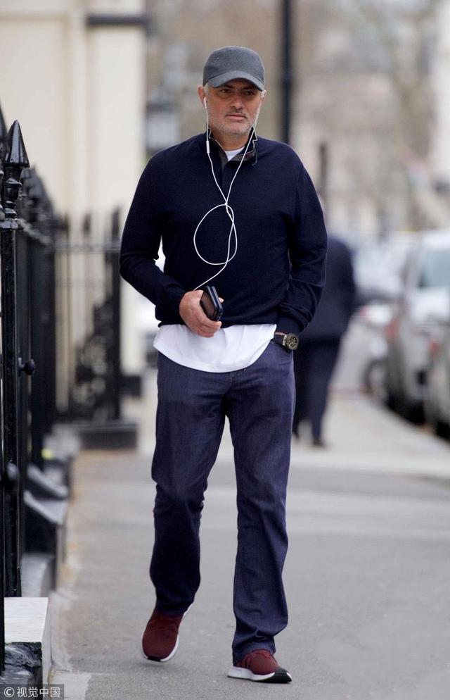 2019年3月24日，英国，足球教练现身伦敦街头。