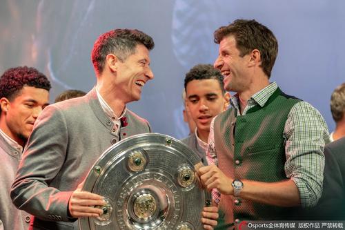 拜仁慕尼黑队举行夺冠庆典 穆勒、莱万手持沙拉盘相识大笑