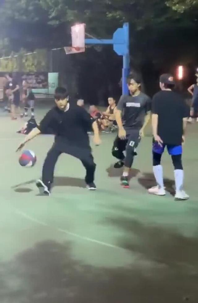 网友偶遇周杰伦萧敬腾打篮球
