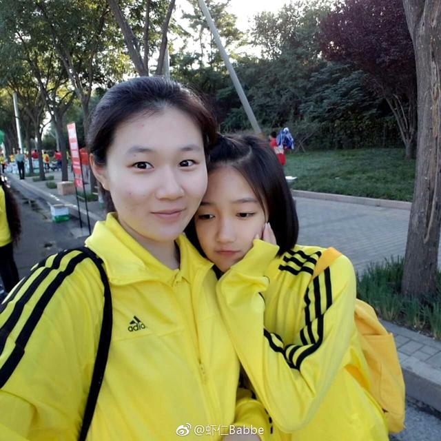 北京马拉松美女志愿者 高颜值助威跑友