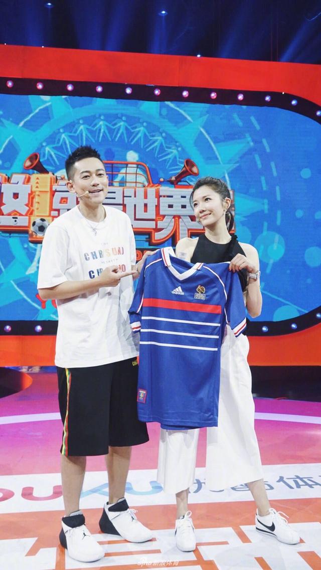 世界杯已经进入到最后的冲刺阶段了,足球的热情不仅吸引着球迷,还有一些美女主播来为世界杯呐喊助威,下面小编为大家盘点了一些为世界杯加油助威的美女主播们。