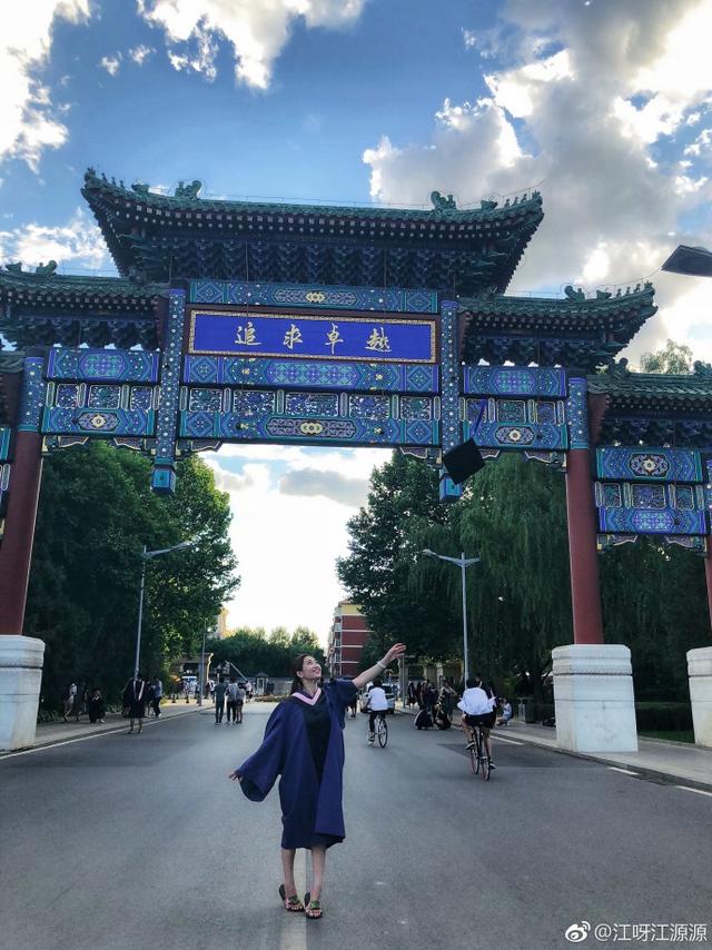 十年前在《掀起你的盖头来》的配乐中,江钰源和中国体操女队的小伙伴们一同拿下了北京奥运会体操女子团体的冠军,那是中国体操女队迄今为止唯一一次获得奥运会的团体金牌。如今,27岁的江钰源正式从北京体育大学毕业了,拿到了硕士学位。