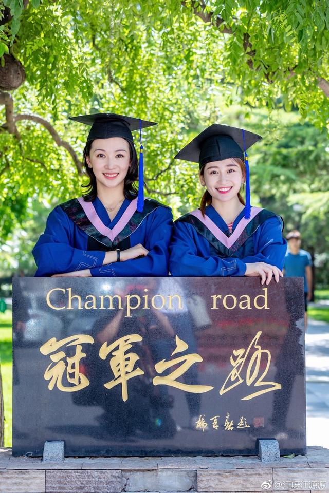 十年前在《掀起你的盖头来》的配乐中,江钰源和中国体操女队的小伙伴们一同拿下了北京奥运会体操女子团体的冠军,那是中国体操女队迄今为止唯一一次获得奥运会的团体金牌。如今,27岁的江钰源正式从北京体育大学毕业了,拿到了硕士学位。