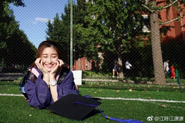 十年前在《掀起你的盖头来》的配乐中,江钰源和中国体操女队的小伙伴们一同拿下了北京奥运会体操女子团体的冠军,那是中国体操女队迄今为止唯一一次获得奥运会的团体金牌。如今,27岁的江钰源正式从北京体育大学毕业了,拿到了硕士学位。