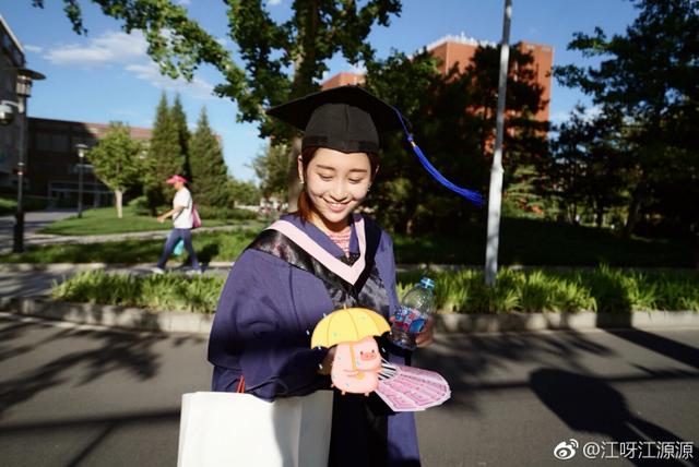 十年前在《掀起你的盖头来》的配乐中,江钰源和中国体操女队的小伙伴们一同拿下了北京奥运会体操女子团体的冠军,那是中国体操女队迄今为止唯一一次获得奥运会的团体金牌。如今,27岁的江钰源正式从北京体育大学毕业了,拿到了硕士学位。