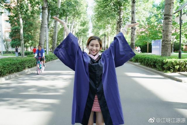 十年前在《掀起你的盖头来》的配乐中,江钰源和中国体操女队的小伙伴们一同拿下了北京奥运会体操女子团体的冠军,那是中国体操女队迄今为止唯一一次获得奥运会的团体金牌。如今,27岁的江钰源正式从北京体育大学毕业了,拿到了硕士学位。