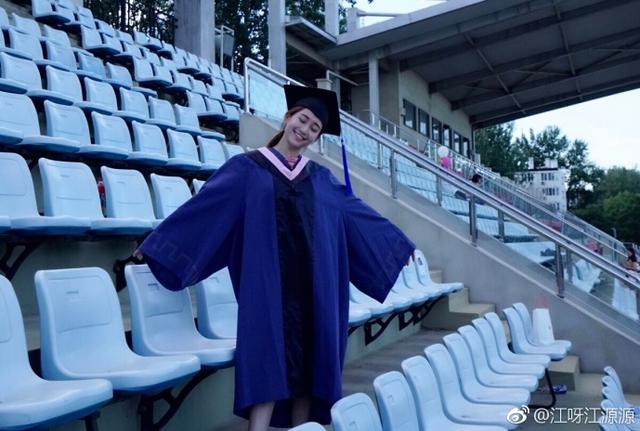 十年前在《掀起你的盖头来》的配乐中,江钰源和中国体操女队的小伙伴们一同拿下了北京奥运会体操女子团体的冠军,那是中国体操女队迄今为止唯一一次获得奥运会的团体金牌。如今,27岁的江钰源正式从北京体育大学毕业了,拿到了硕士学位。