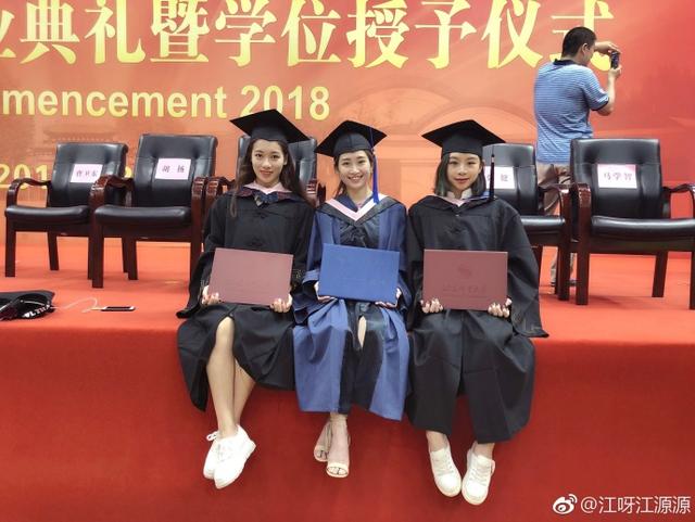 十年前在《掀起你的盖头来》的配乐中,江钰源和中国体操女队的小伙伴们一同拿下了北京奥运会体操女子团体的冠军,那是中国体操女队迄今为止唯一一次获得奥运会的团体金牌。如今,27岁的江钰源正式从北京体育大学毕业了,拿到了硕士学位。